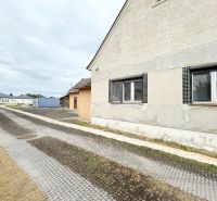Einfamilienhaus in der Krajinska-Straße in Podunajské Biskupice, Bratislava, mit Zufahrtsstraße.