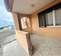 Das Einfamilienhaus in der Krajinská-Straße in Bratislava - Podunajské Biskupice hat eine gepflasterte Terrasse.