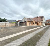 Ein Einfamilienhaus in der Krajinská-Straße in Bratislava - Podunajské Biskupice mit gepflastertem Hof.