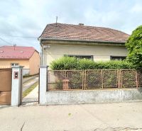 Ein Einfamilienhaus in der Krajinska-Straße in Bratislava - Podunajské Biskupice mit Zaun und Vorgarten.