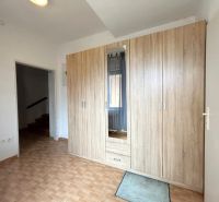 Schrank mit Holzdekor und Fliesen im Einfamilienhaus.