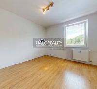 Ein Zimmer in einer 3-Zimmer-Wohnung mit Holzboden und einem großen Fenster.