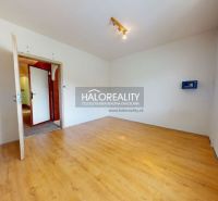 Helles Zimmer mit Holzboden in einer 3-Zimmer-Wohnung.