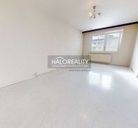 Geräumiges Zimmer mit weißem Boden in einer 3-Zimmer-Wohnung, helle Wände und Fenster.