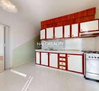 Küche mit Herd und Schränken in einer 3-Zimmer-Wohnung, Boden mit Bodenbelagdekor.