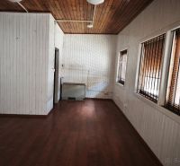 Gewerberäume mit einem Boden in Holzoptik und Wänden mit Lamellenverkleidung.