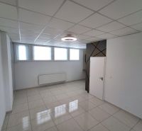 Büros mit hellem Fliesenboden, weißen Wänden und Fenstern, schlichtem Deckendesign.