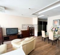 Ein Wohnzimmer mit Holzboden in einer 3-Zimmer-Wohnung, familiäre Atmosphäre.