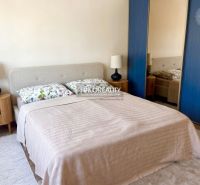 Schlafzimmer mit Spiegelschrank in einer 3-Zimmer-Wohnung mit Holzboden.
