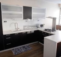 Küche in einer 3-Zimmer-Wohnung mit Holzboden und moderner Küchenzeile.