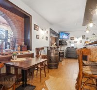 Holzboden-Dekor, Ziegelwände und gemütliche Sitzgelegenheiten in Gastronomiebereichen.