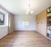 Einfamilienhaus mit Holzboden und eingebautem Bücherregal.