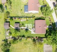 Ein Einfamilienhaus in Bílkova Humence mit einem großen Garten und ordentlich angeordneten Räumen.