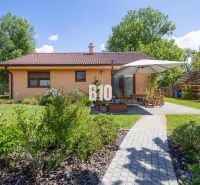 Ein Einfamilienhaus in Bíkové Humence mit Terrasse, Garten und angenehmem Grün.