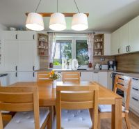 Eine Küche in einem Einfamilienhaus mit Holzmöbeln und dekorativen Accessoires.