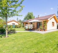 Einfamilienhaus in Bílkove Humence mit Garten und Terrasse mit Sitzgelegenheit.