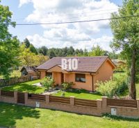 Ein Einfamilienhaus in Bílkove Humence mit einem gepflegten Garten und einer Terrakotta-Fassade.