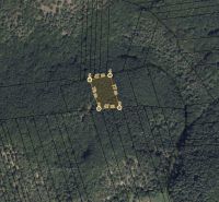 Luftaufnahme von landwirtschaftlichen und forstwirtschaftlichen Flächen in der Region Rajecká Lesná, Parzellenaufteilung.