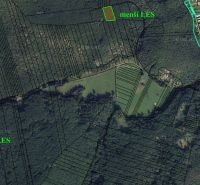 Eine Luftkarte zeigt landwirtschaftliche und forstwirtschaftliche Flächen im Gebiet von Rajecká Lesná.