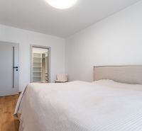 Helles Schlafzimmer mit begehbarem Kleiderschrank, Holzboden, 3-Zimmer-Wohnung.