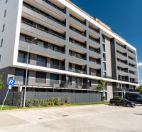 Wohnhaus in der Popradska-Straße, Košice - Stadtteil Západ, mit Parkplatz und Balkonen.