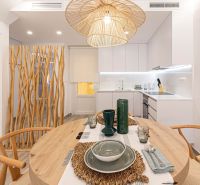 Essbereich im Ferienapartment mit Holzelementen und Deckenleuchte.