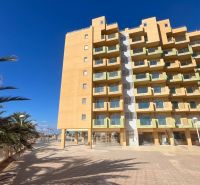 Ferienwohnung in La Manga del Mar Menor mit Palmen und klarem Himmel.
