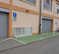 Parkplätze bei Lagerhäusern und Hallen in der Coburgova-Straße in Trnava.