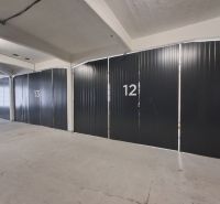 Metalltore mit Nummerierung in den Räumlichkeiten Lager und Hallen, Coburgova, Trnava.
