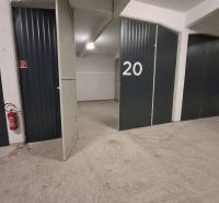 Offene Lagertür mit der Nummer 20 auf einem Boden mit Betondekor in Lagerhallen.