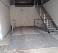 Interieur von Lagern mit Rampe und Metalltreppe; Lager und Hallen.