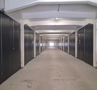 Langer Flur mit Garagenboxen in Lagern und Hallen.