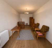 Wohnzimmer in einem Einfamilienhaus mit Holzboden und Vintage-Möbeln.