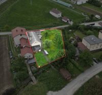 Luftaufnahme eines Grundstücks mit Einfamilienhaus in Žilina, umgeben von benachbarten Gärten.