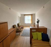 Innenraum eines Einfamilienhauses mit Holzmöbeln, Boden mit Holzdekor, Dekorationen.