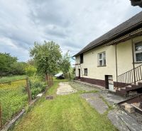 Ein Einfamilienhaus in Žilina mit einem grasbewachsenen Hof und einem Gehweg am Zaun.