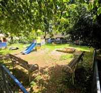 Spielplatz mit Bänken und Sandkasten in der Gaštanová-Straße in Košice, Stadtteil Juh.