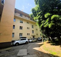 Wohnhaus in der Gaštanová-Straße, Košice - Stadtteil Juh, mit Parkplätzen.