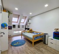 Kinderzimmer in einer 3-Zimmer-Wohnung mit Holzboden und Dachfenstern.