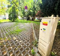 In Košice, in der Gaštanová-Straße, befindet sich ein Parkplatz mit Rasengittersteinen und einem Parkverbot.