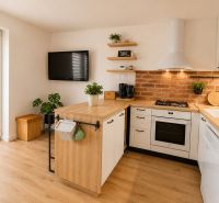 Küche in einer 2-Zimmer-Wohnung mit Holzboden und Ziegelverkleidung an der Wand.