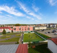 General-M. R. Štefánik-Straße in Kežmarok, Außensportanlage mit Park und Parkplätzen.