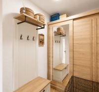 Eingangsbereich in einer 2-Zimmer-Wohnung mit Holzboden und Stauraum.