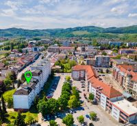 Púchov, Mudroňova Straße: Luftaufnahme von Wohn- und Geschäftsgebäuden in der Umgebung.