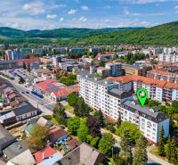 Luftaufnahme von Púchov und der Mudroňova-Straße zeigt Wohngebäude und Grünflächen.
