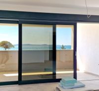 3-Zimmer-Wohnung mit Terrasse und Meerblick, Boden mit Holzdekor.