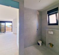 Badezimmer mit modernen Fliesen in einer 3-Zimmer-Wohnung, Blick auf die Terrasse.