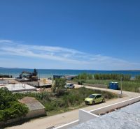 Ein Standort am Meer mit Blick auf das ruhige blaue Wasser in der Stadt Privlaka.