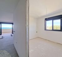 Teilweise fertiggestellte Innenausstattung einer 3-Zimmer-Wohnung mit Meerblick, Boden mit Holzdekor.