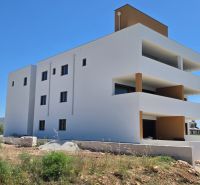 Weißes Wohnhaus mit Balkonen in Privlaka gegenüber dem blauen Himmel, 3-Zimmer-Wohnung.